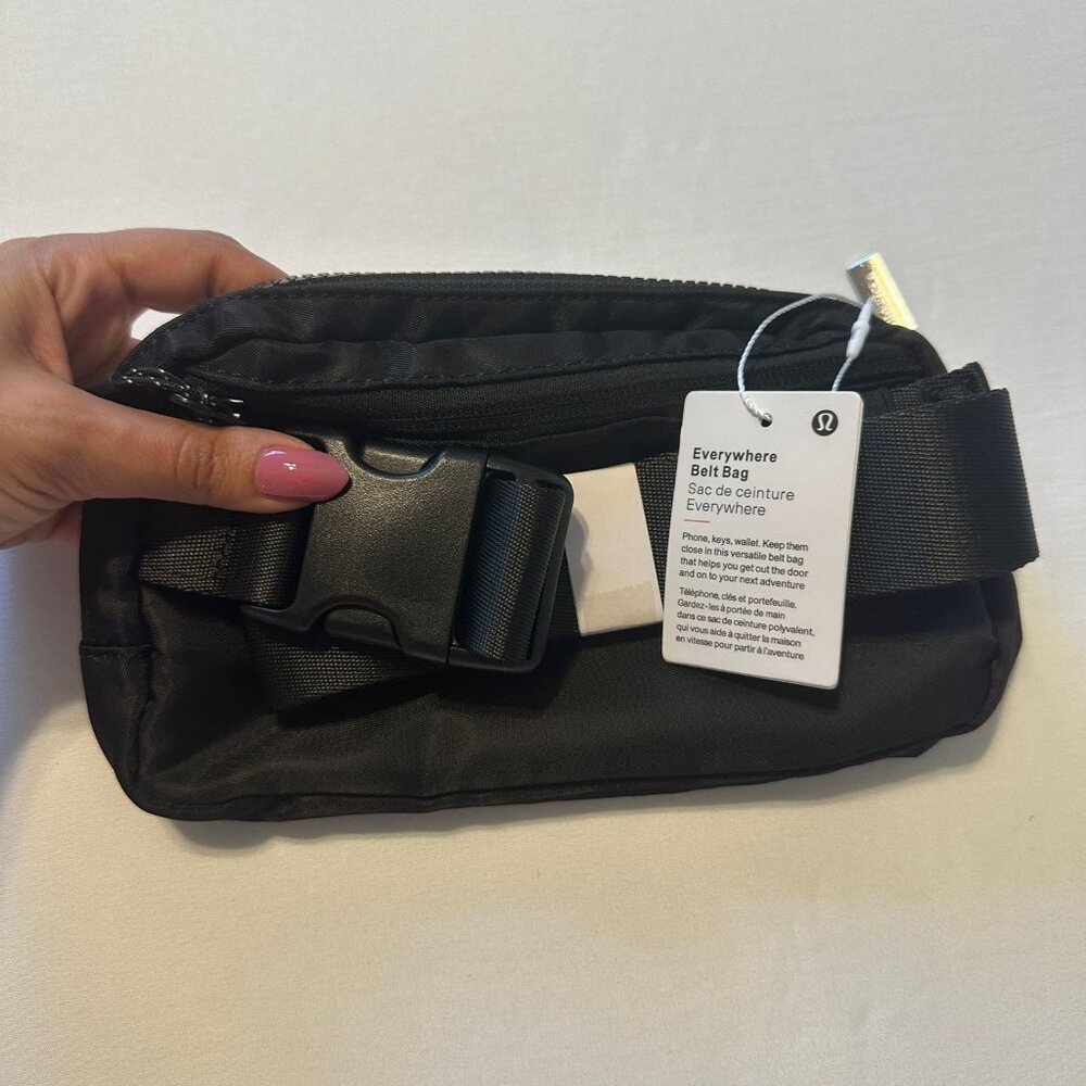 Lululemon Everywhere Belt Bag NEW Black Crossbody Strap 1L for Men & Women NWT - Picture 4 of 5